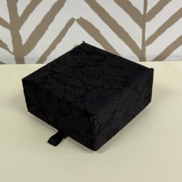 Vintage Anne Klein Gold Lion Head Pin and Pierced Earring Set in Original Box - Picture 4 of 4